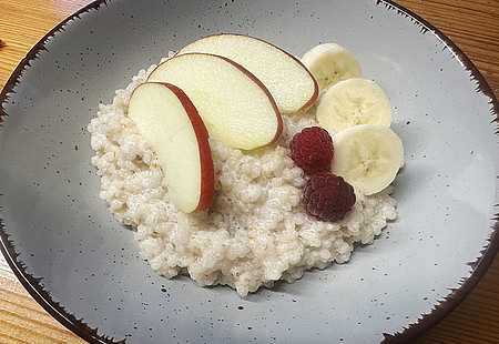 Gerstengraupen Bowl mit Früchten
