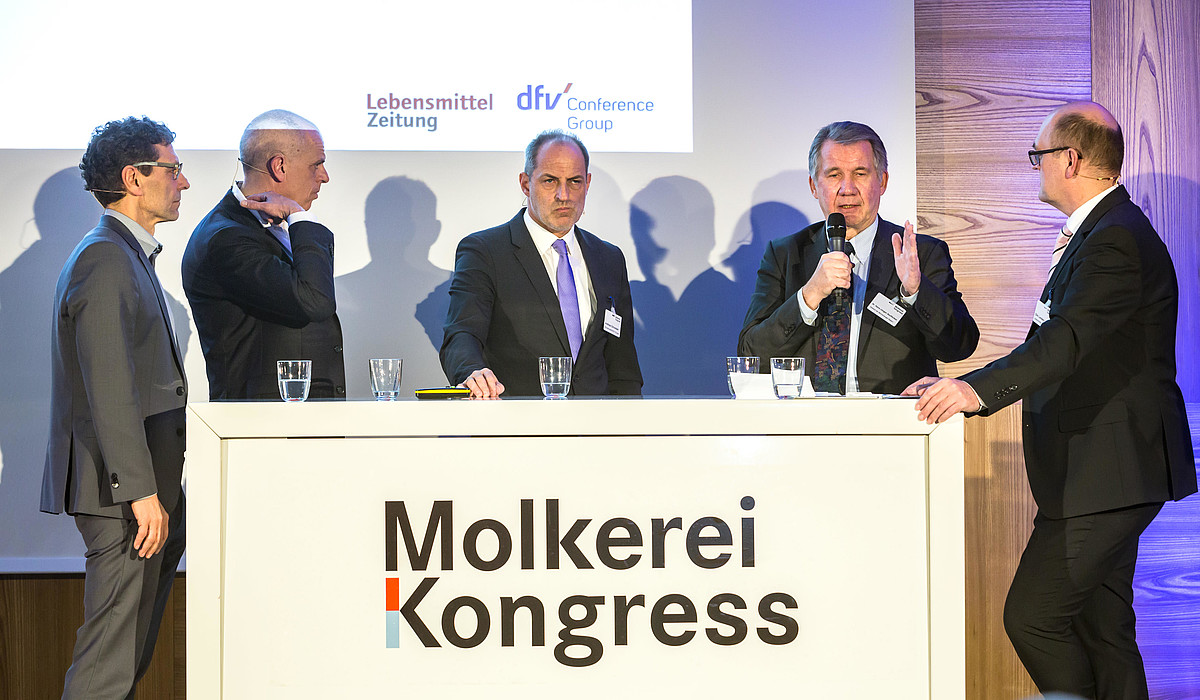 Johannes Simons (Uni Bonn, v.l.), Heinrich Gropper, Andreas Schneider (Schwarzwaldmilch), Hans-Jürgen Seufferlein (VMB) mit Moderator Dirk Lenders (LZ). 