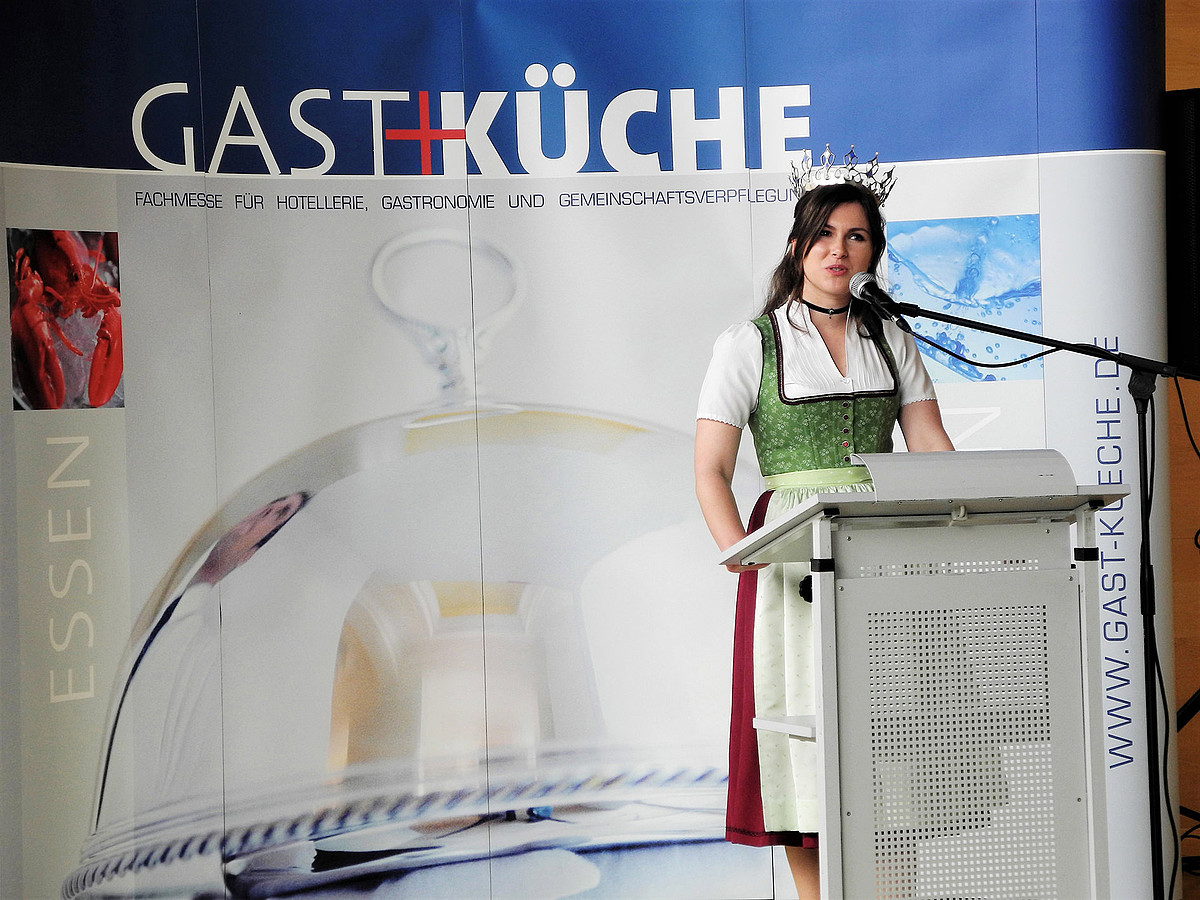 Bayerische Milchkönigin Sonja Wagner erklärte auf der Fachmesse Gast+Küche die Bedeutung der bayerischen Milchwirtschaft.